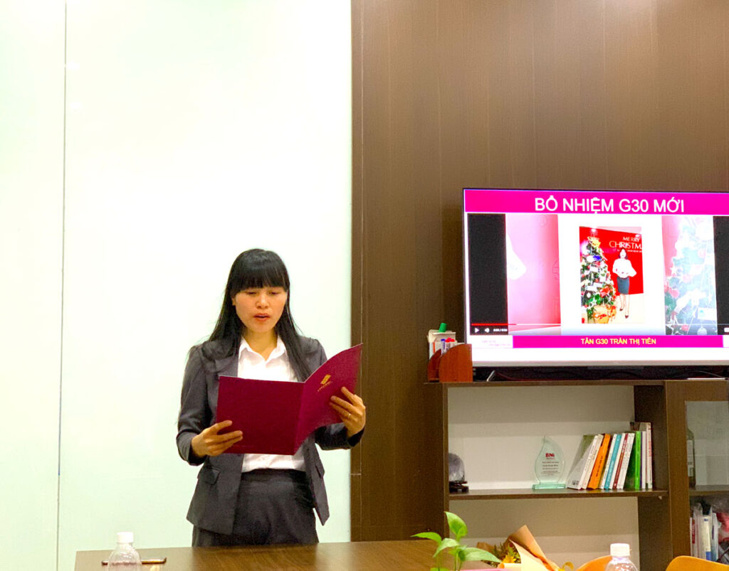 Chị Trần Thị Bích Trâm - Trưởng phòng Nhân sự đọc quyết định bổ nhiệm G30