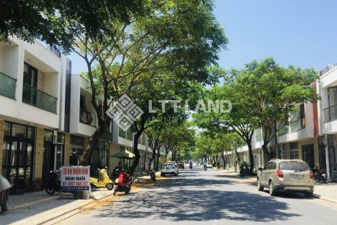 Dãy nhà shophouse của khu FPT CITY