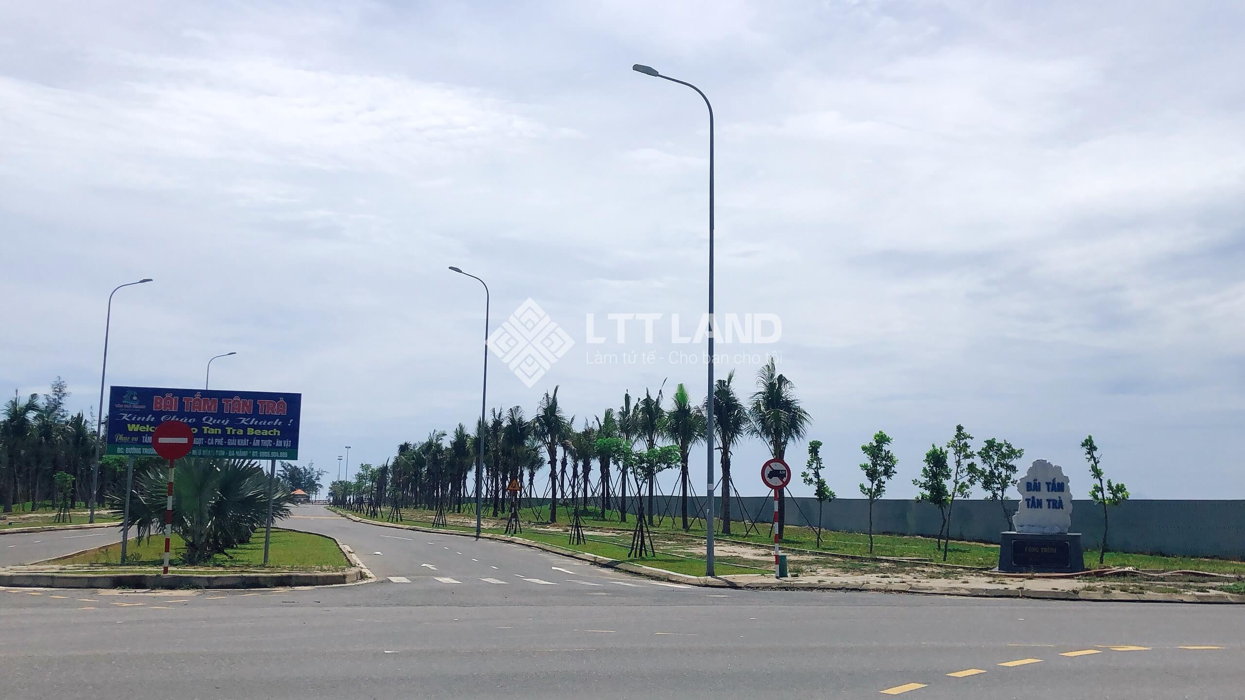 Bãi biển Tân Trà cuối đường Võ Quý Huân